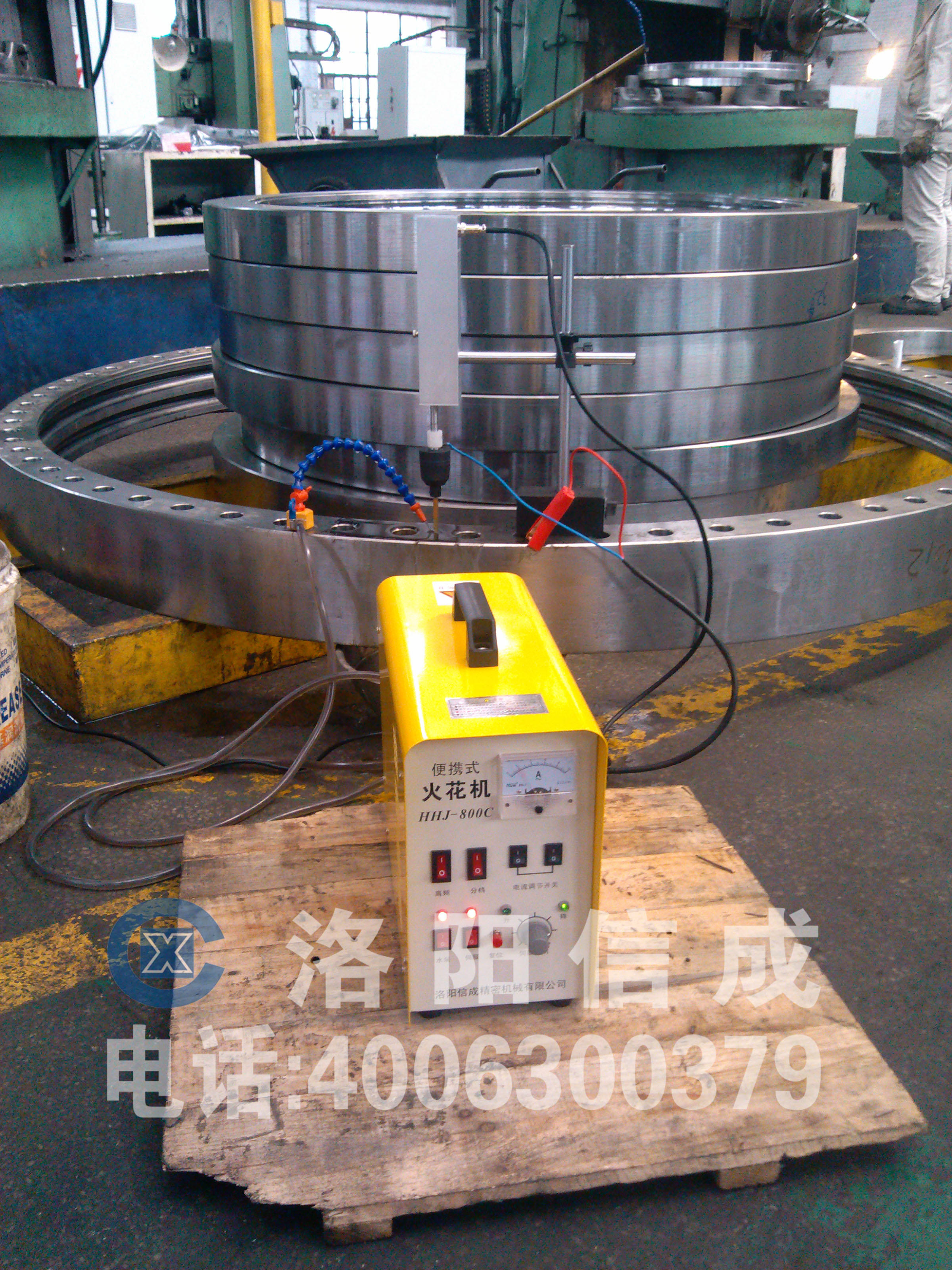 信成取斷絲錐機(jī)-大型工件現(xiàn)場操作圖